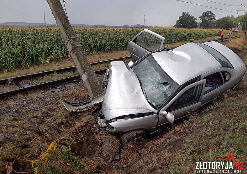Uderzył w słup. Pasażerowie uwięzieni w aucie