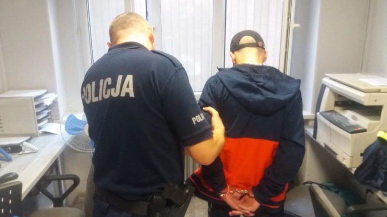 Mieli narkotyki. Jeden z nich ukrył je w…bieliźnie