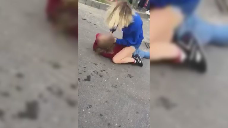 15-latki pobiły się pod szkołą. Nikt nie reagował, wszyscy kręcili filmy