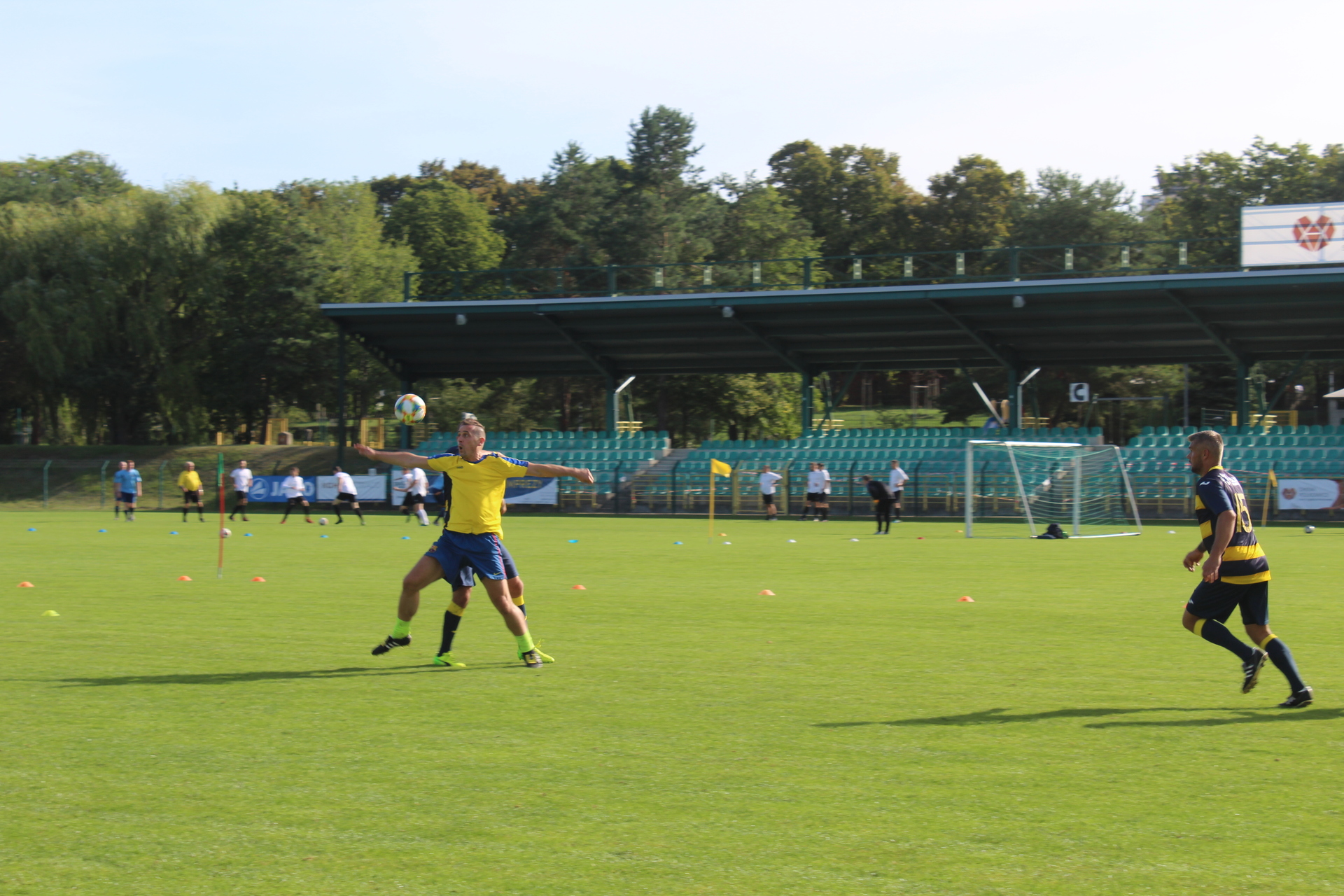 Polkowiccy policjanci „wykopali” puchar swojego komendanta (FOTO)