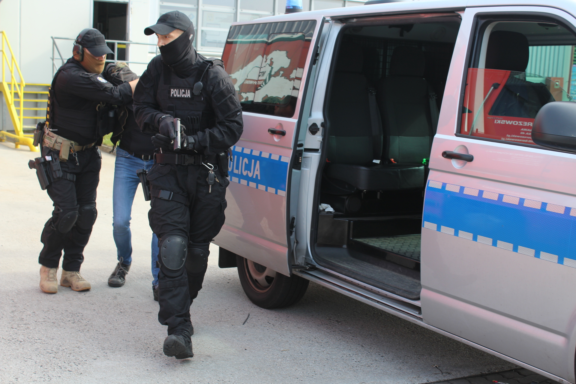 Policyjna akcja w polkowickim zakładzie (WIDEO, FOTO)