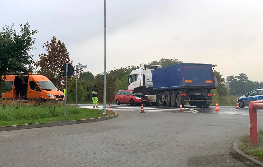 Wypadek na Chojnowskiej. 1 osoba w szpitalu