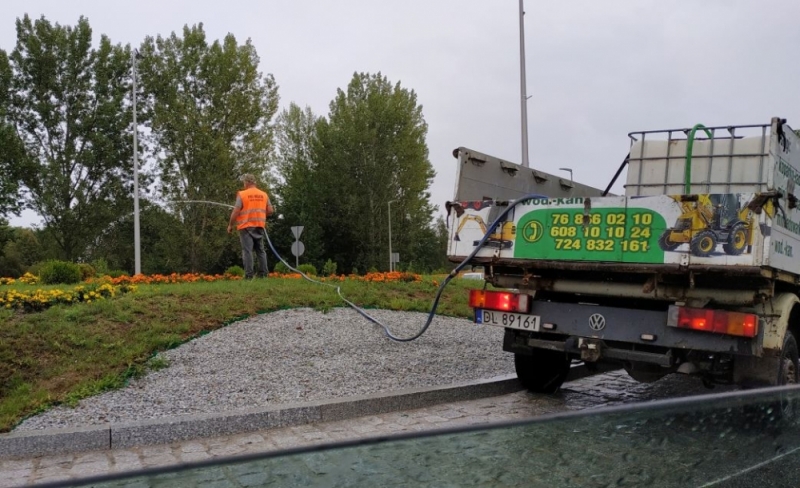 Firma podlewała w..deszczu. Obrazek bawi do łez.