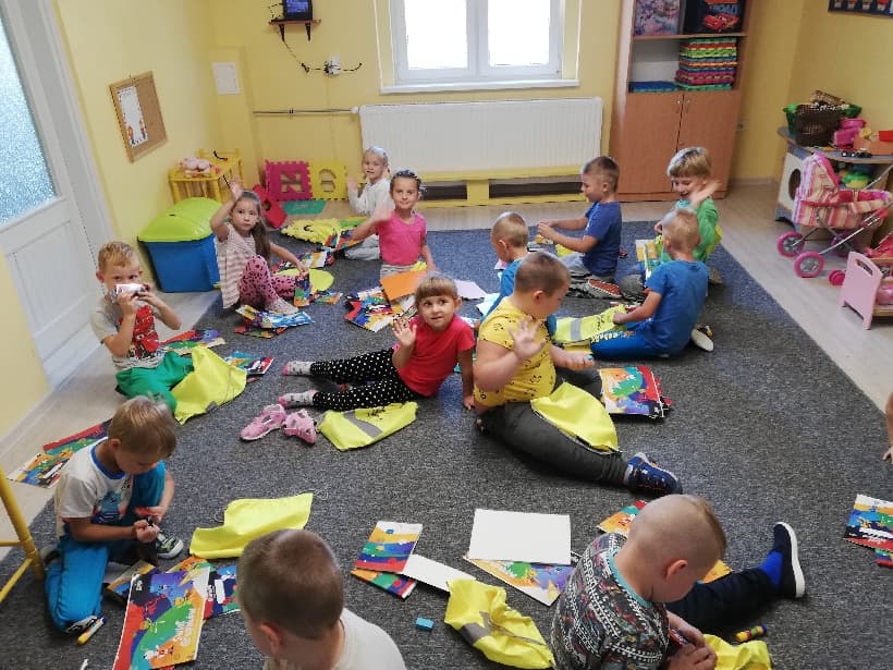 Firma przekazała uczniom wyprawki szkolne