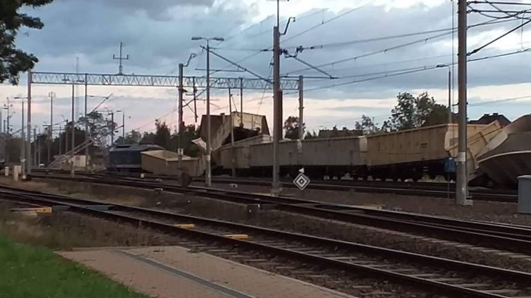 Wykoleił się pociąg i zerwał trakcję