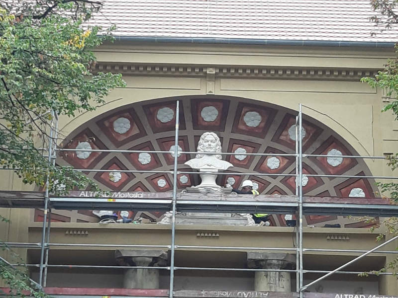 Popiersie Andreasa Gryphiusa wróciło do głogowskiego teatru