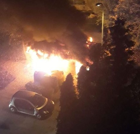 Nocny pożar wiaty śmietnikowej w Lubinie