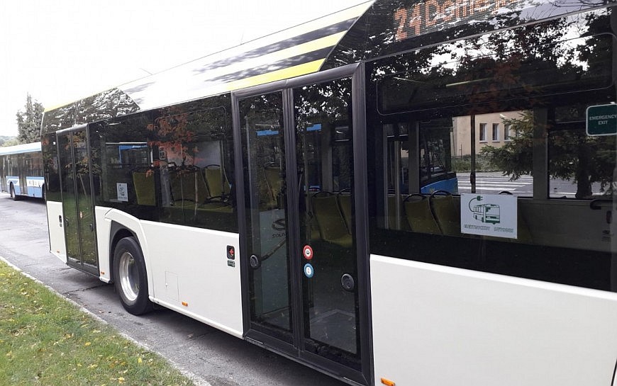 Skorzystaj z okazji – wsiądz do białego autobusu