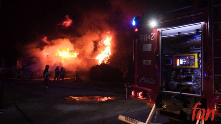 Ciężarówka w ogniu (FOTO, WIDEO)