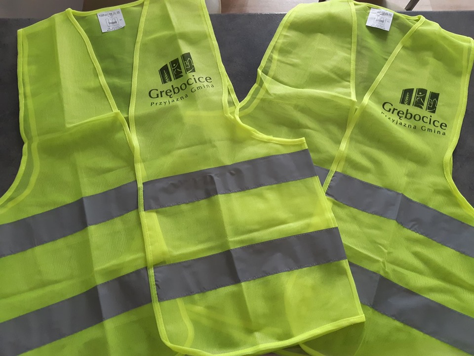 W Grębocicach rozdają kamizelki odblaskowe