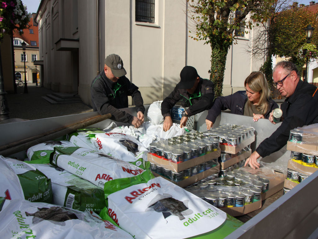 W Polkowicach rozdali karmę opiekunom zwierząt