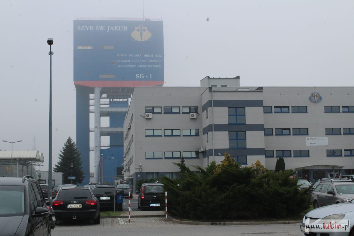 Woda zalewa chodniki na Sierpolu