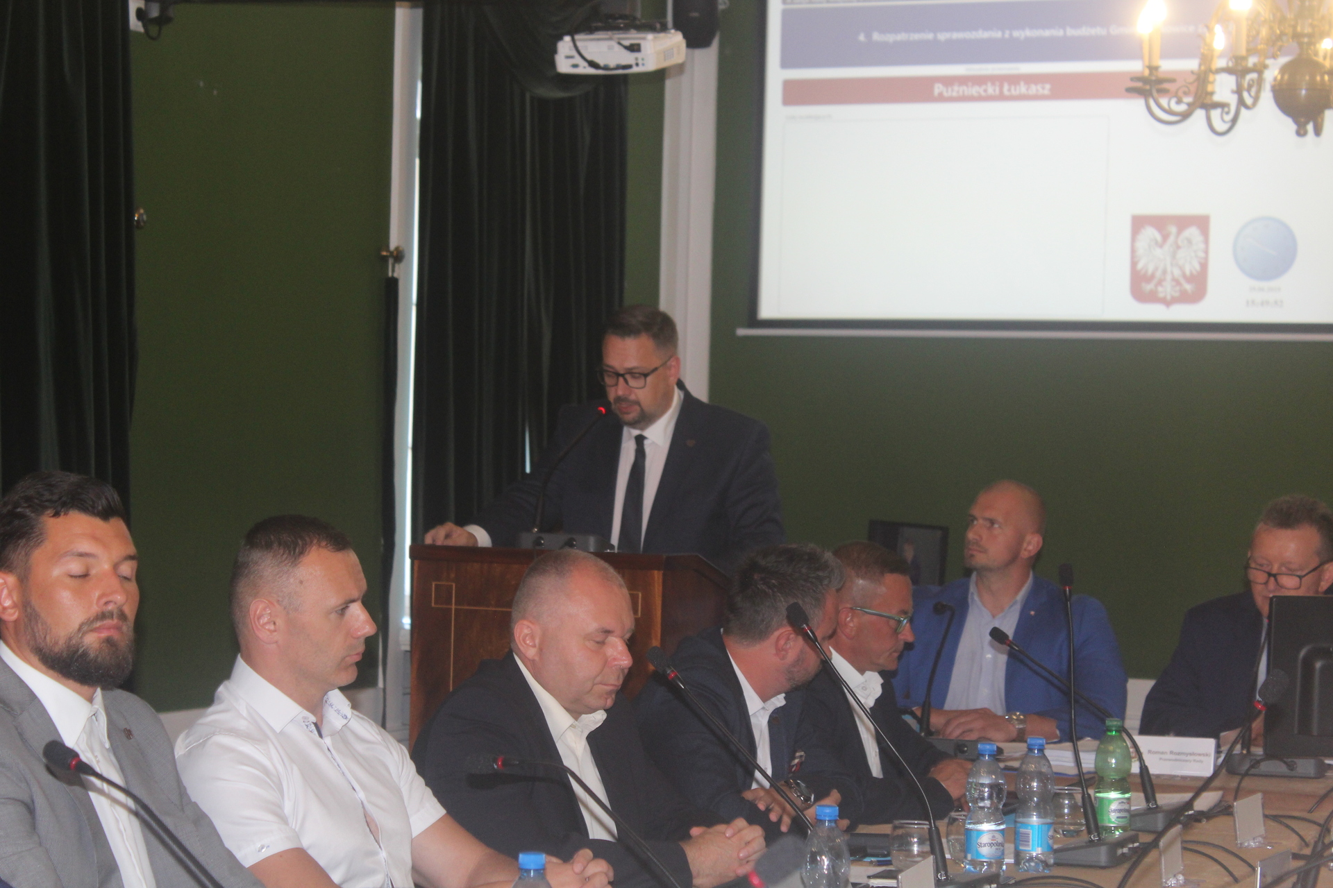 Plastikowe butelki z wodą znikają z polkowickiego ratusza