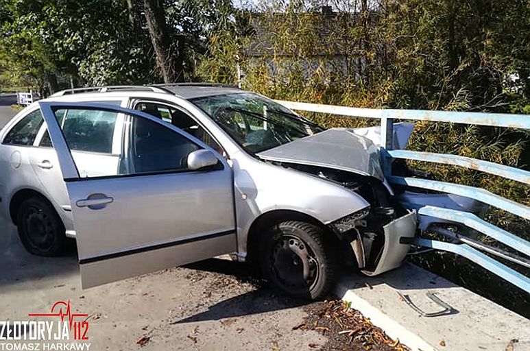 Uderzył w barierki, nie miał siły wyjść