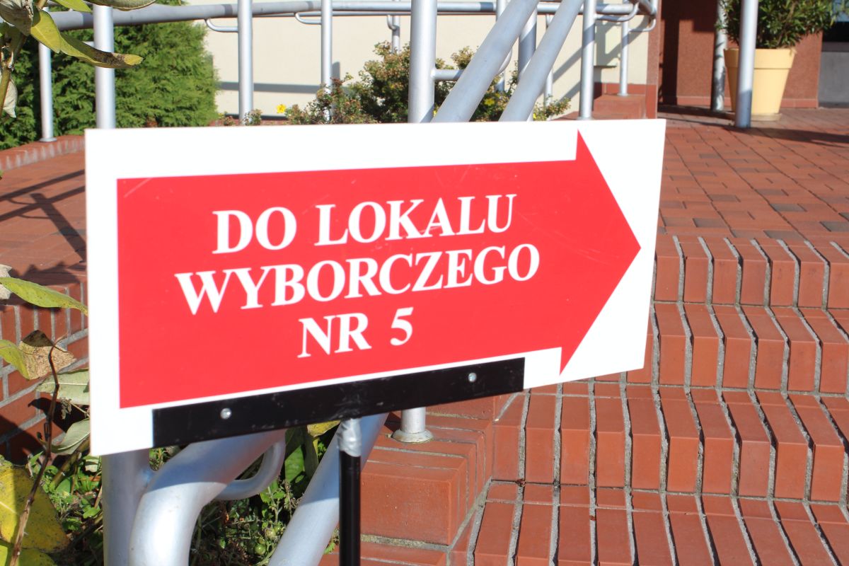 Na głosowanie w maseczce i z długopisem