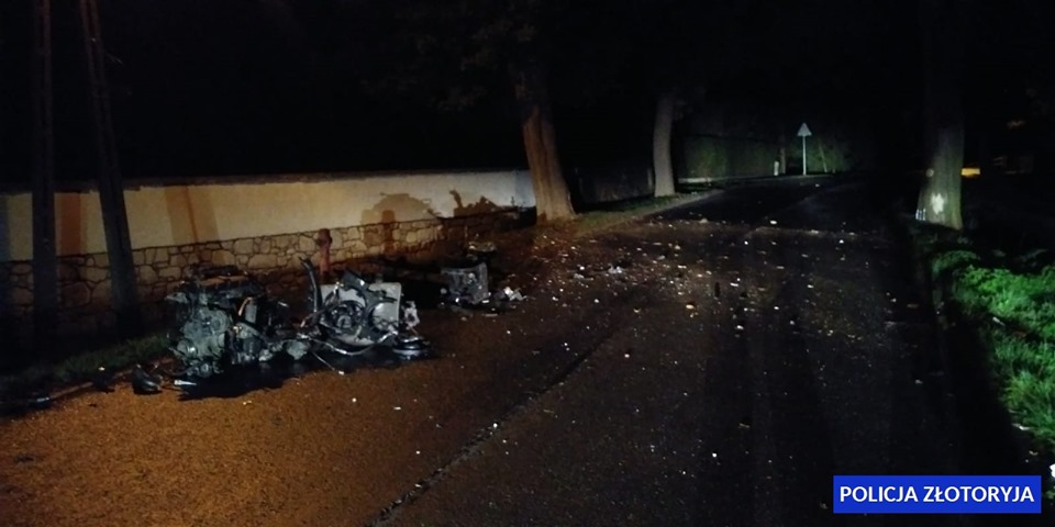 Kierowca miał 2 promile. Uderzył w drzewo i uciekł