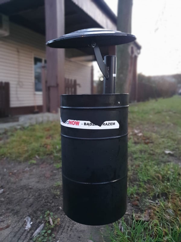 Komu nie podobają się naklejki na chocianowskich koszach?