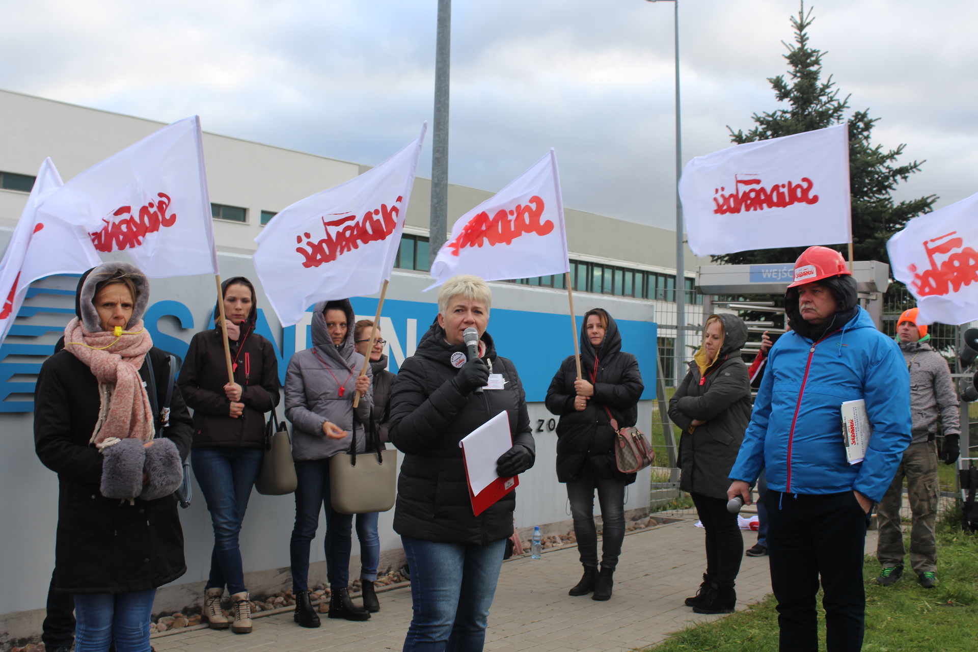 Pikietowali przed firmą Sanden. Żądają podwyżek (FOTO)