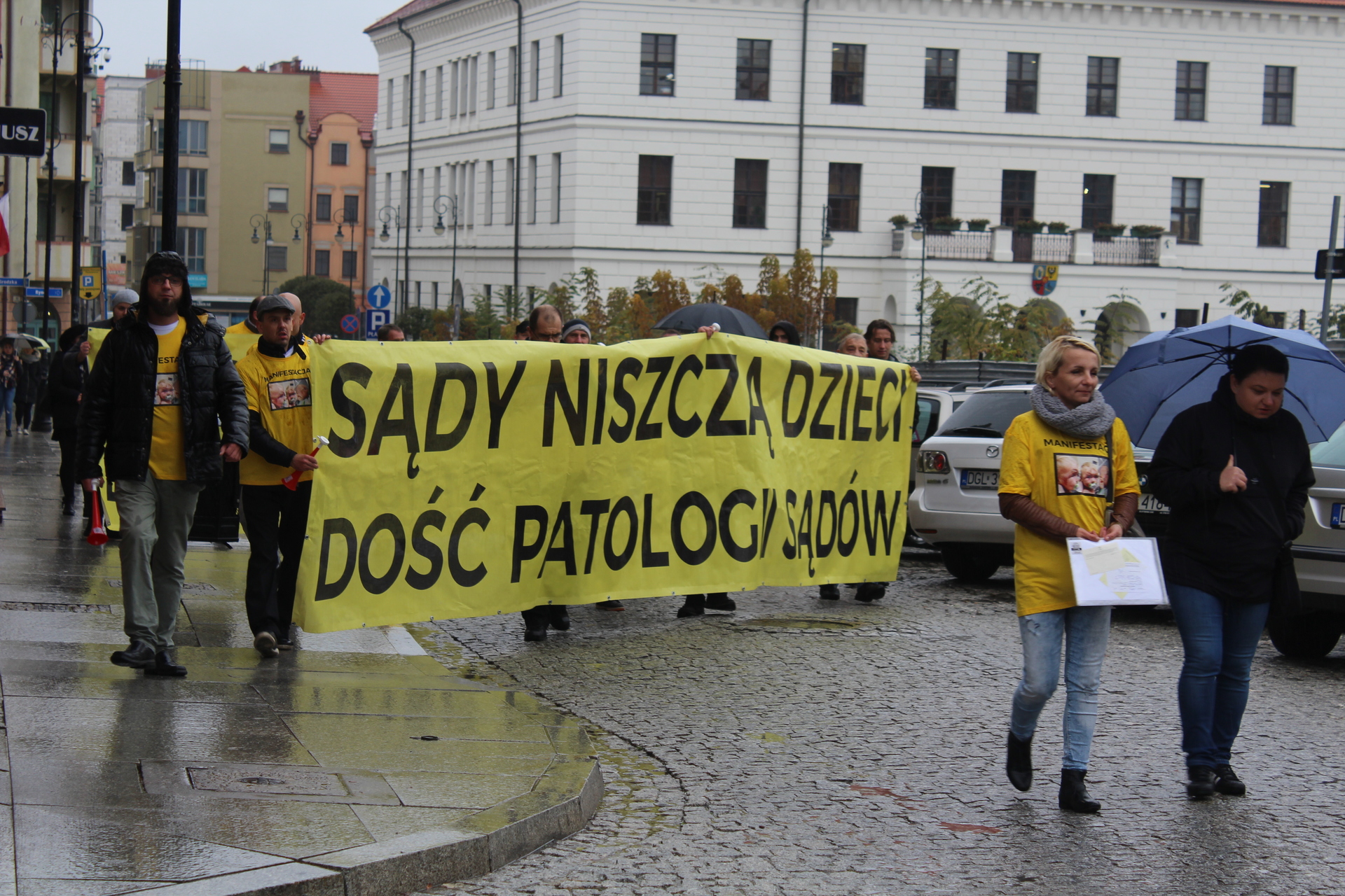 Ojcowie manifestowali przed głogowskim sądem (WIDEO, FOTO)