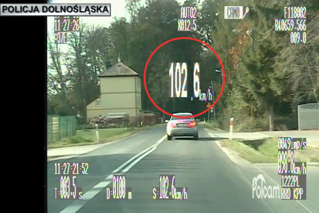 Mercedesem przez wieś (WIDEO)