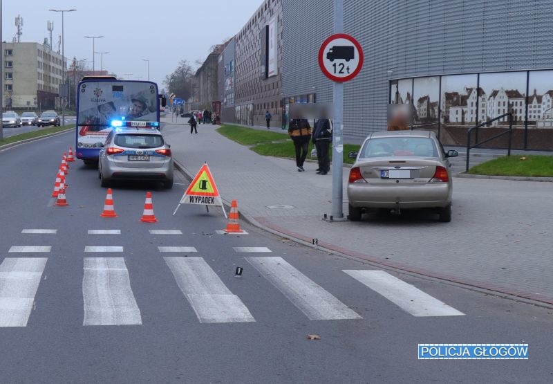 Uderzył autem w autobus, potem w pieszą