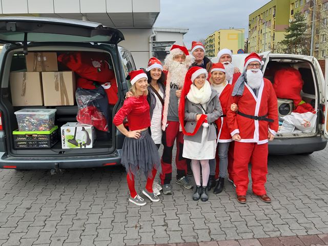 Wręczyli paczki dzieciom z domów dziecka (FOTO)