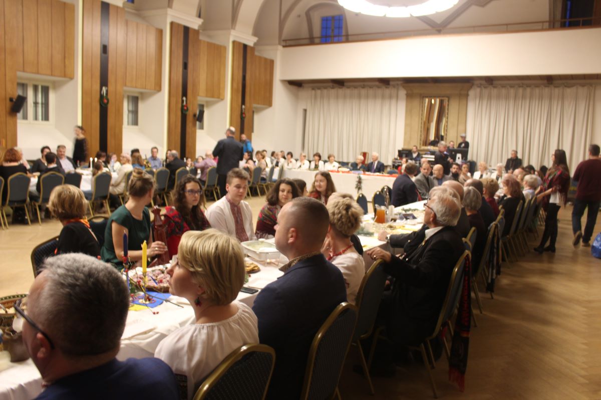 Wiele narodowości przy jednym stole