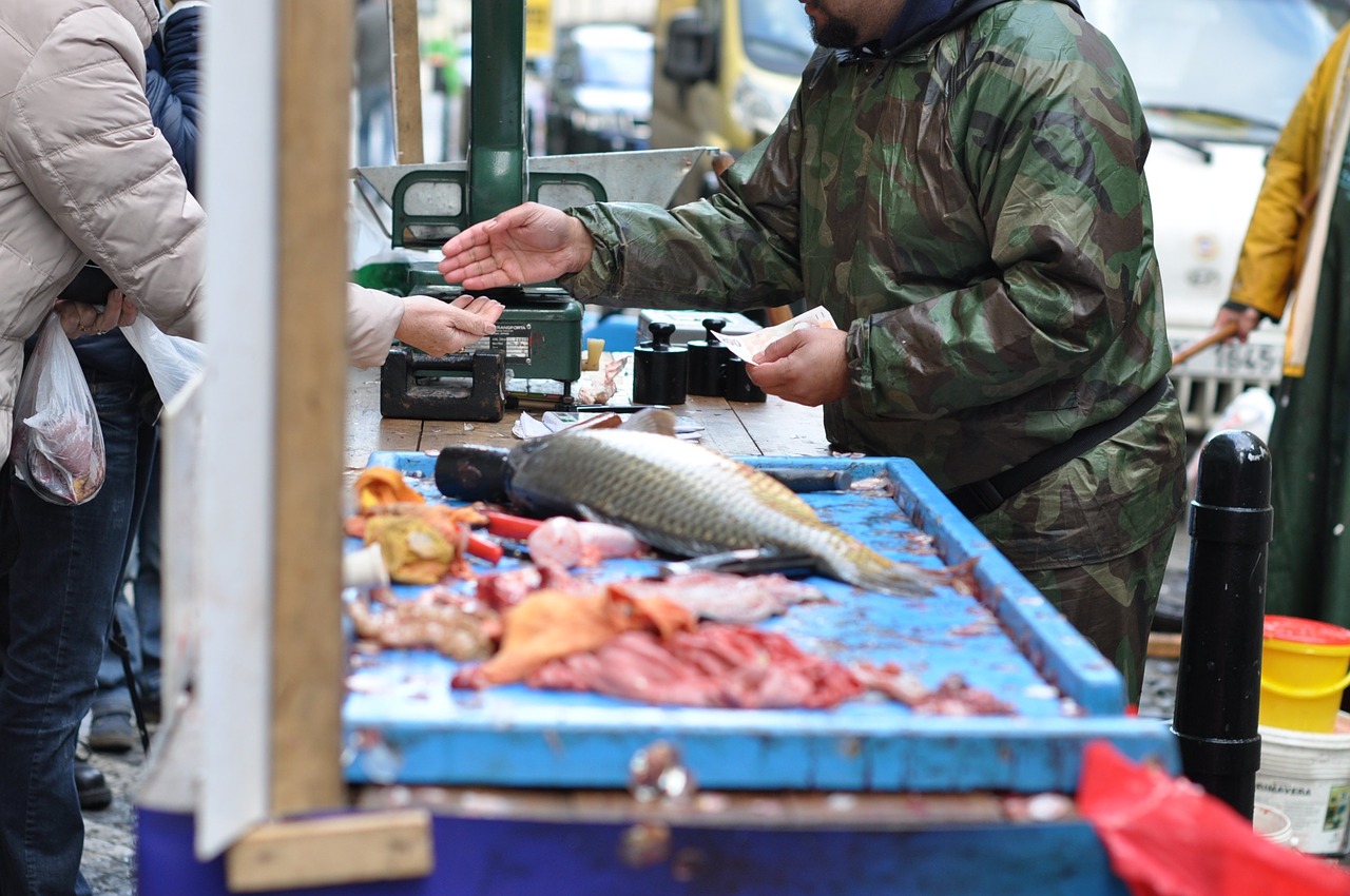 Coraz więcej Polaków przeciwko sprzedaży żywych karpi