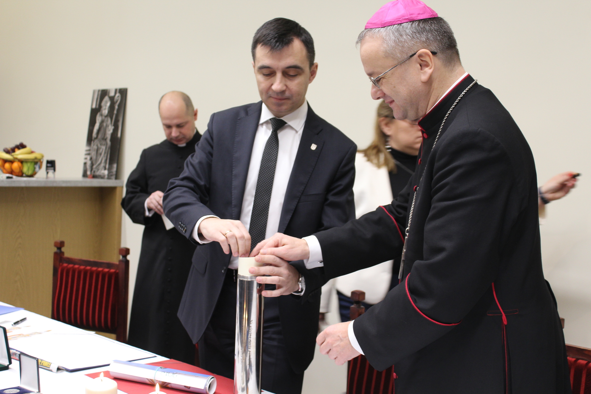 Kapsuła czasu na wieży głogowskiego kościoła (WIDEO, FOTO)