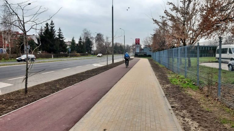 Głogowianie już korzystają z nowego chodnika i ścieżki