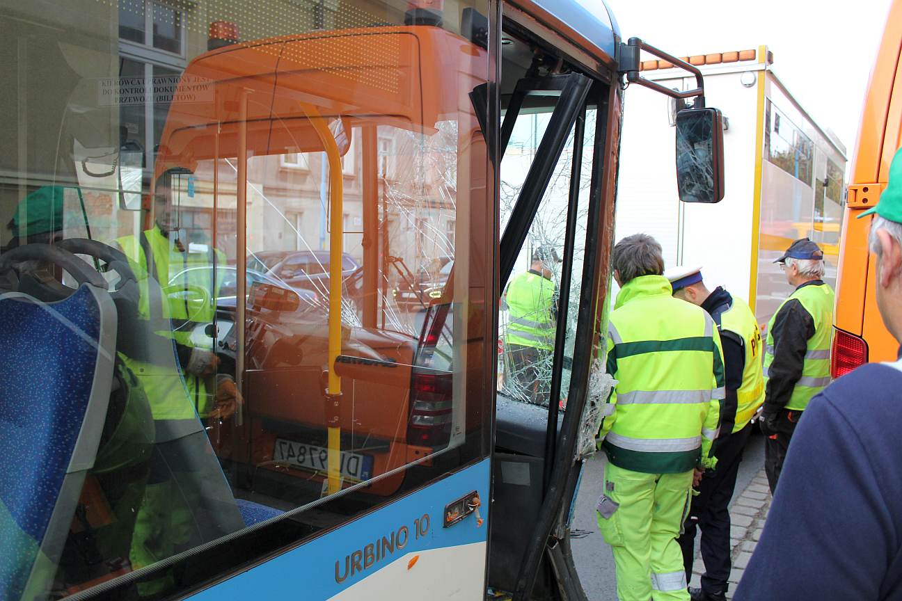 Autobus uderzył w busa. 2 pasażerów w szpitalu (FOTO)