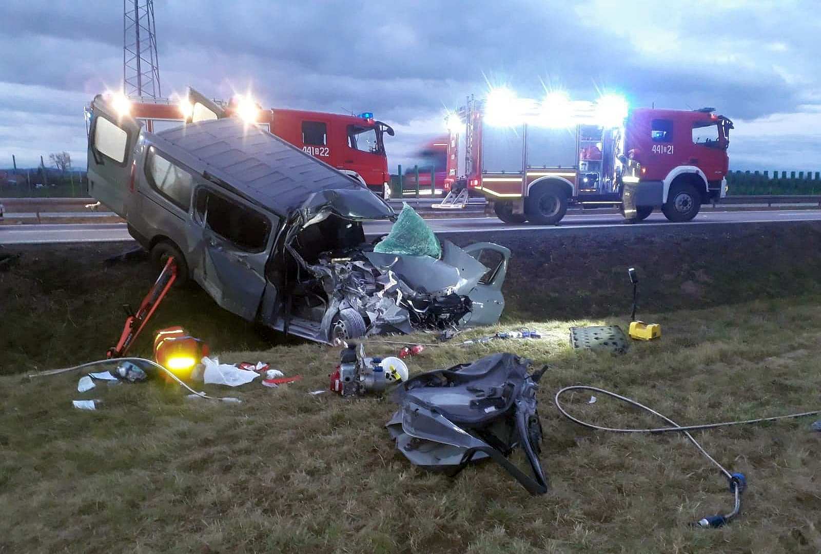 A4 zablokowana po zderzeniu busa z tirem. 7 osób w szpitalu (WIDEO)