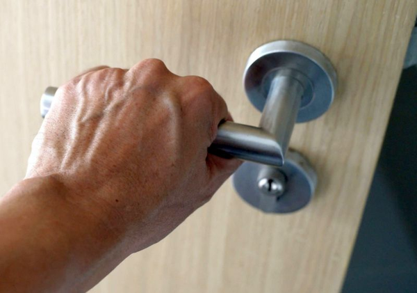 Ukradła portfel, gdy gospodarz był w mieszkaniu