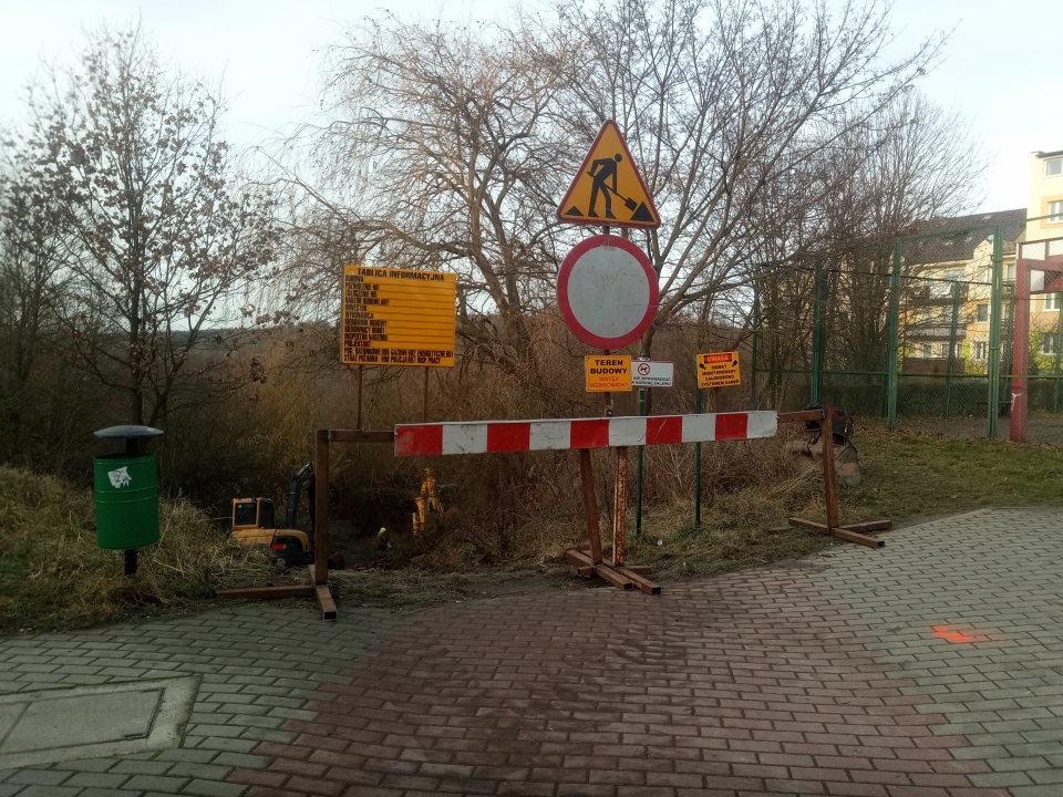 Budują ścieżkę rowerową. Mieszkańcy nie zejdą nad zalew