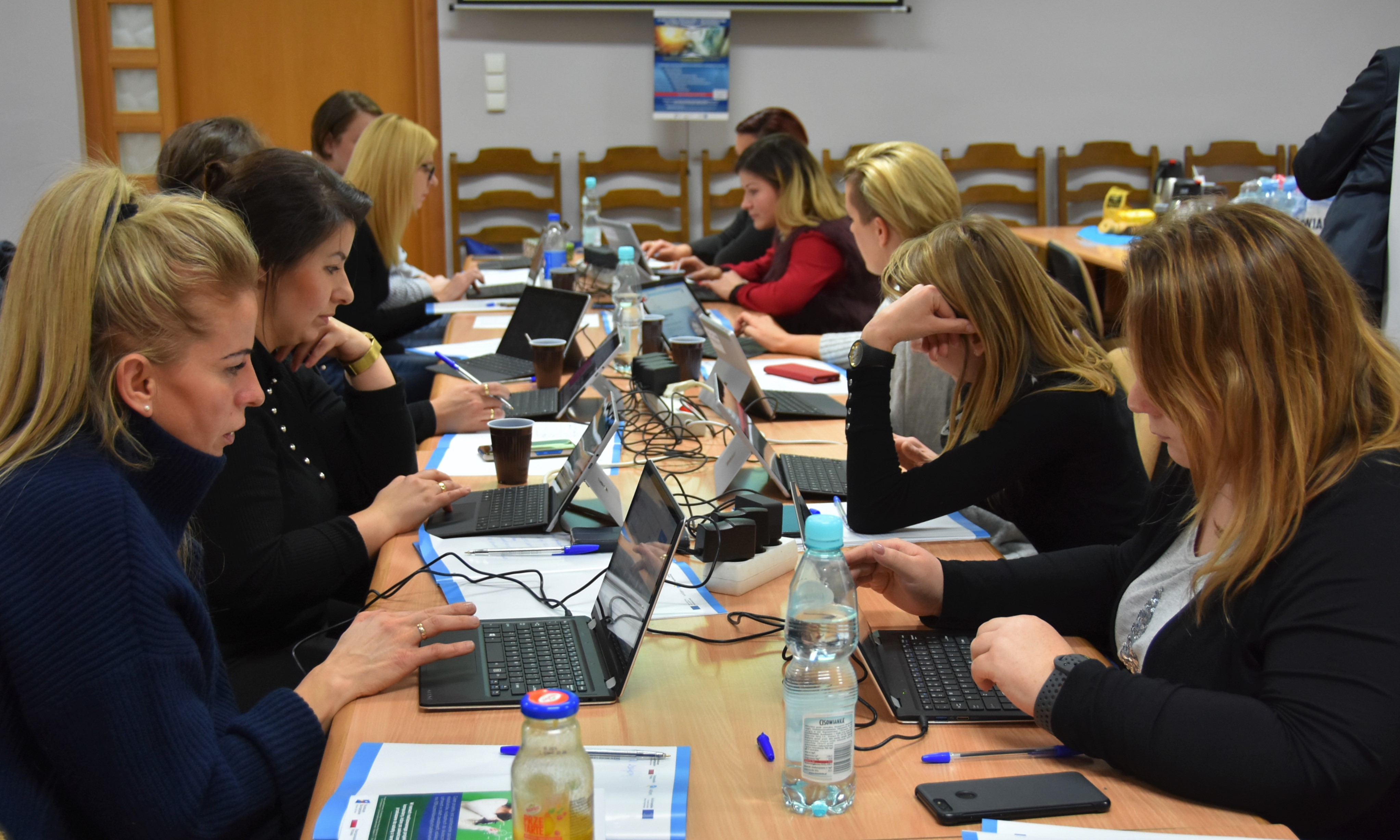 Dorośli się wyszkolą, uczniowie dostaną komputery