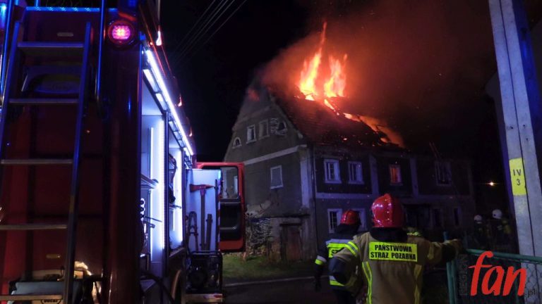 Dom cały w płomieniach. Dwie osoby straciły dach nad głową (FOTO, WIDEO)
