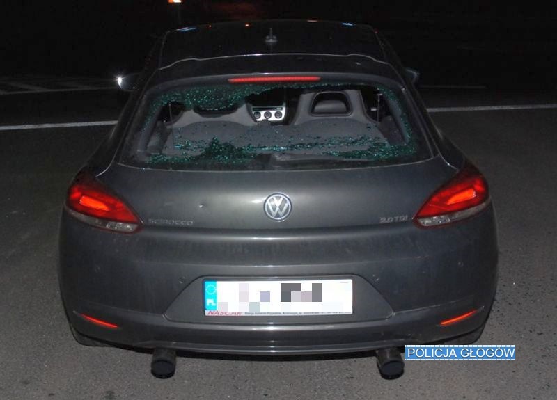 Z zazdrości o dziewczynę wybił szybę w aucie rywala