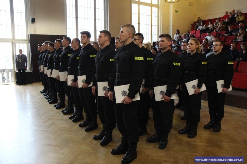 Nowi funkcjonariusze w szeregach policji (FOTO)