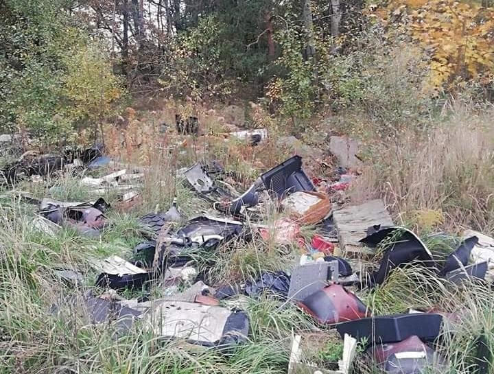 Eternit, opony, meble – kolejne dzikie wysypiska