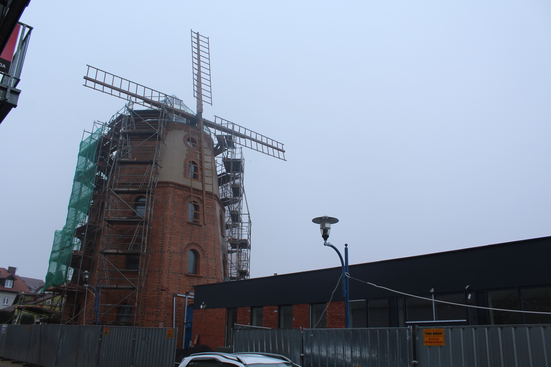 Polkowicki wiatrak odsłania się coraz bardziej (WIDEO, FOTO)