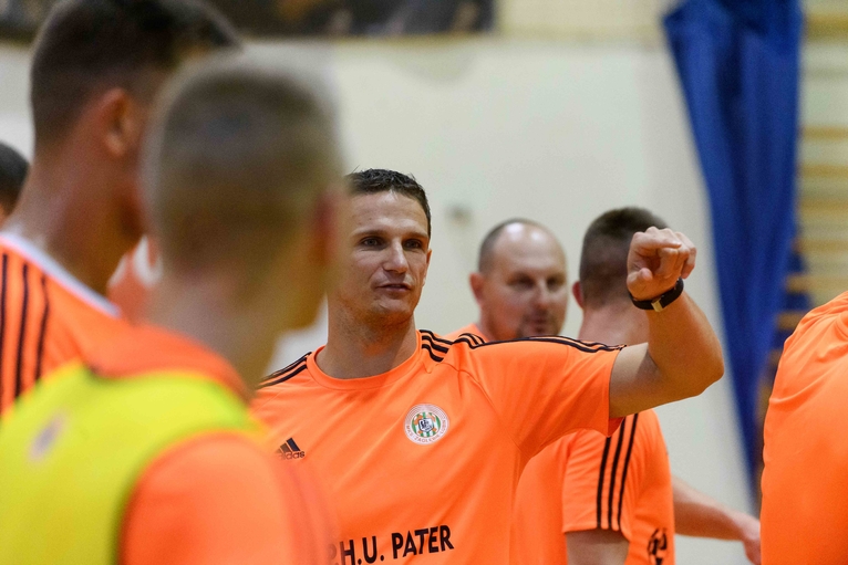 Wygrać i umocnić się czołówce