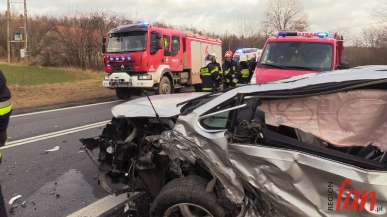 Groźne zderzenie na krajowej „trójce”. 8 osób poszkodowanych (FOTO, WIDEO)