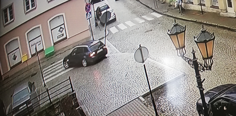 Na oczach kamer staranował znak drogowy