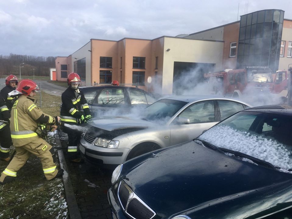 Pożar przed budynkiem komendy (FOTO)