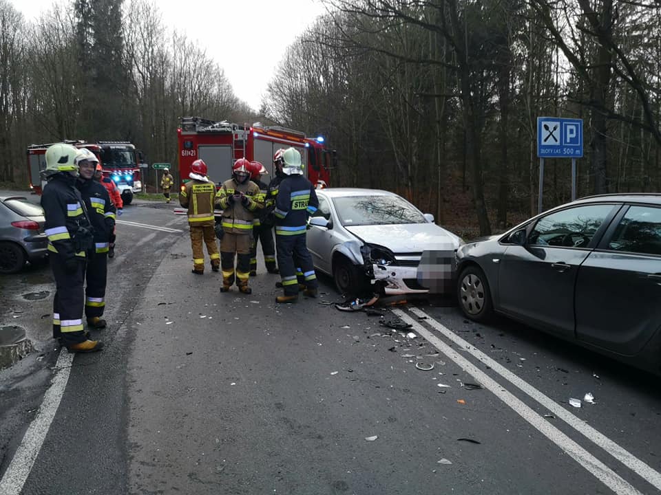 Potrójne zderzenie. Dwie osoby w szpitalu (FOTO)