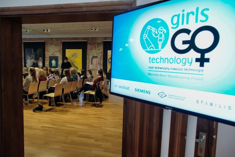 Mercedes kusi dziewczyny