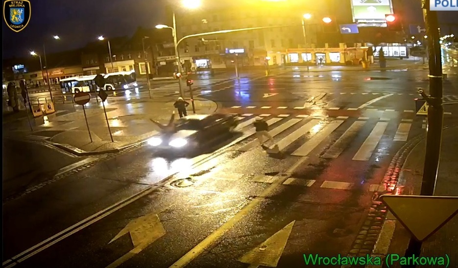 Potrącił kobietę na pasach i uciekł (WIDEO)