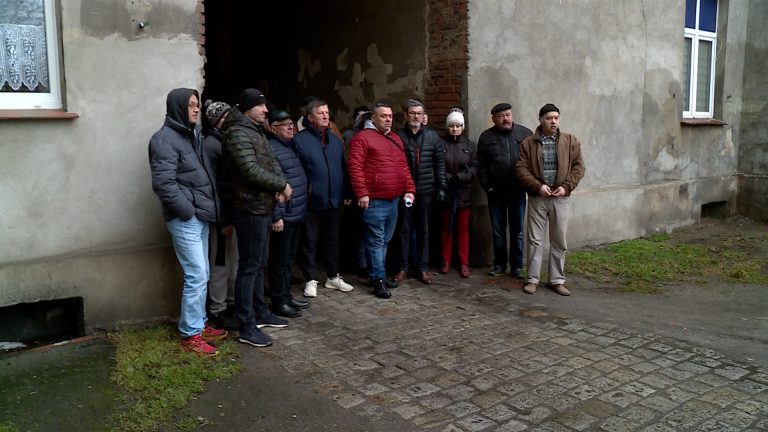 Albo stracą podwórko, albo brama runie. Mieszkańcy protestują (FOTO) (WIDEO)
