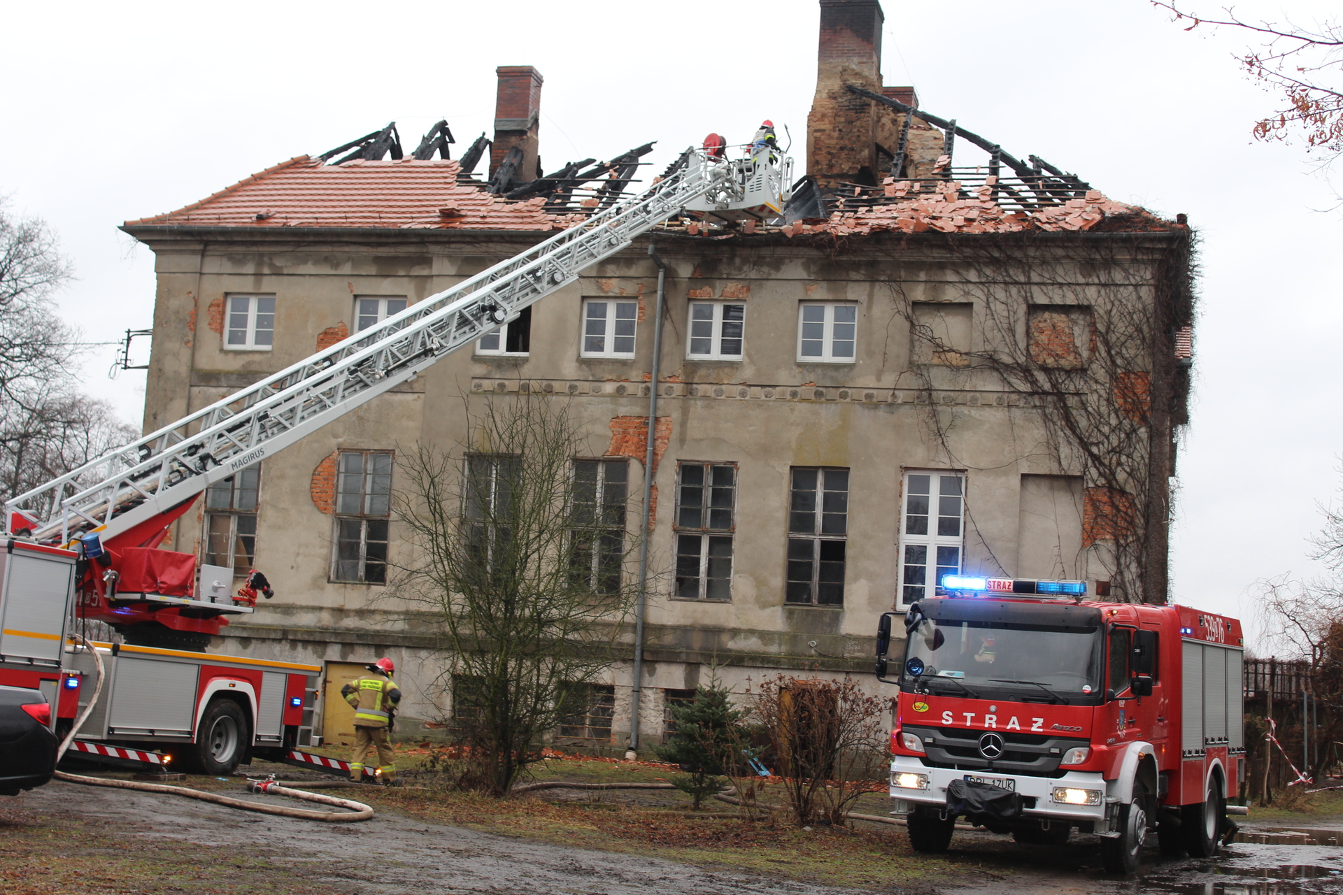 Dogaszanie pożaru pałacu w Sieroszowicach (WIDEO, FOTO)