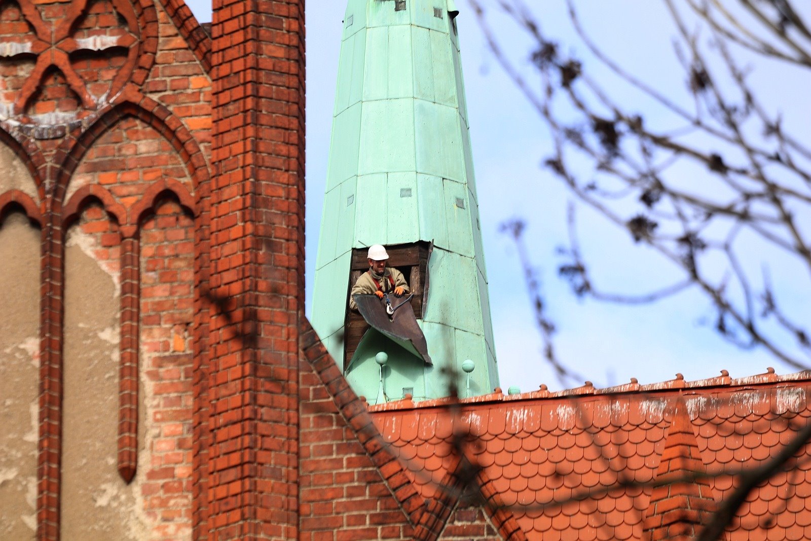 Wichura zerwała dach kościoła